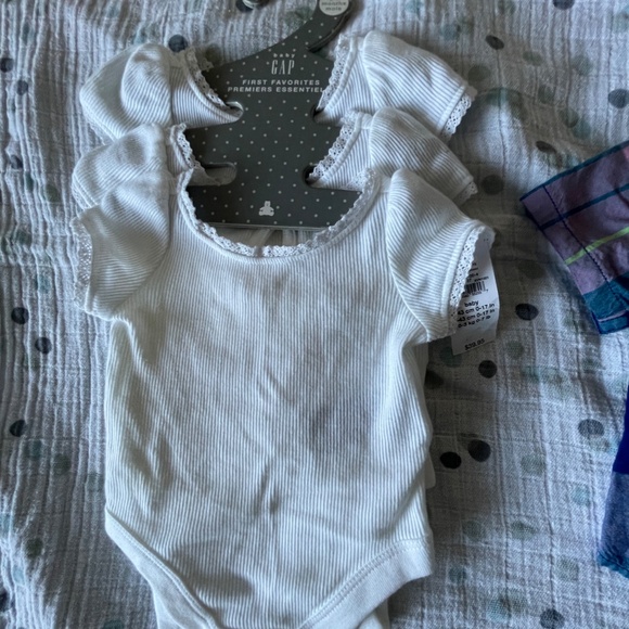 Baby GAP 3 set white ribbed onesies - Picture 3 of 4